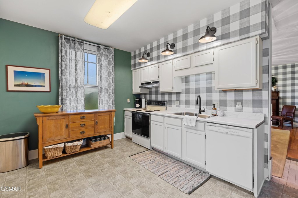 Dandridge, Tennessee, 37725, United States, 3 Bedrooms Bedrooms, ,2 BathroomsBathrooms,Residential,Forsale,1988735