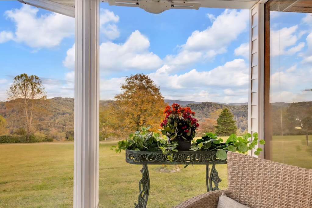 Sneedville, Tennessee, 37869, United States, 4 Bedrooms Bedrooms, ,3 BathroomsBathrooms,Residential,Forsale,1988736