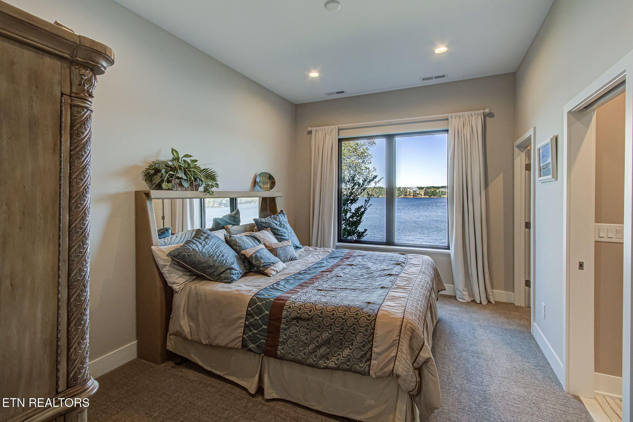 Loudon, Tennessee, 37774, United States, 5 Bedrooms Bedrooms, ,4 BathroomsBathrooms,Residential,Forsale,1973614