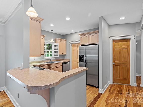 Hendersonville, North Carolina, 28739, United States, 3 Bedrooms Bedrooms, ,3 BathroomsBathrooms,Residential,Forsale,1986001