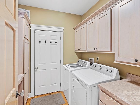 Hendersonville, North Carolina, 28739, United States, 3 Bedrooms Bedrooms, ,3 BathroomsBathrooms,Residential,Forsale,1986001