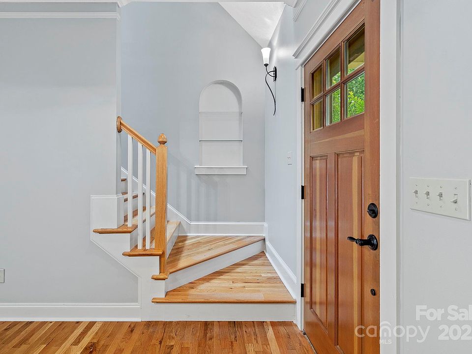 Hendersonville, North Carolina, 28739, United States, 3 Bedrooms Bedrooms, ,3 BathroomsBathrooms,Residential,Forsale,1986001