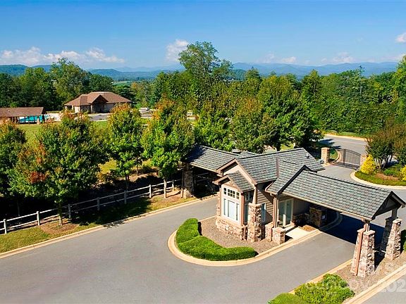 Hendersonville, North Carolina, 28739, United States, 3 Bedrooms Bedrooms, ,2 BathroomsBathrooms,Residential,Forsale,1986017