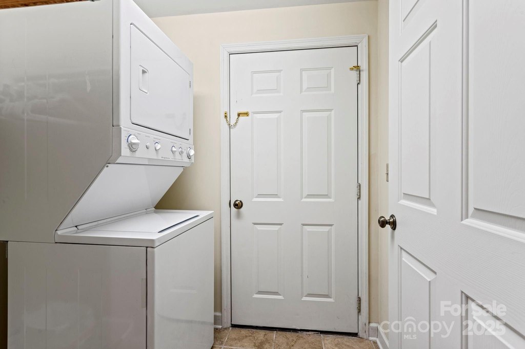 Flat Rock, North Carolina, 28731, United States, 4 Bedrooms Bedrooms, ,4 BathroomsBathrooms,Residential,Forsale,1985994