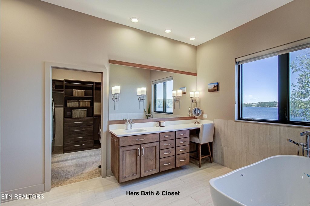 Loudon, Tennessee, 37774, United States, 5 Bedrooms Bedrooms, ,4.5 BathroomsBathrooms,Residential,Forsale,1999436