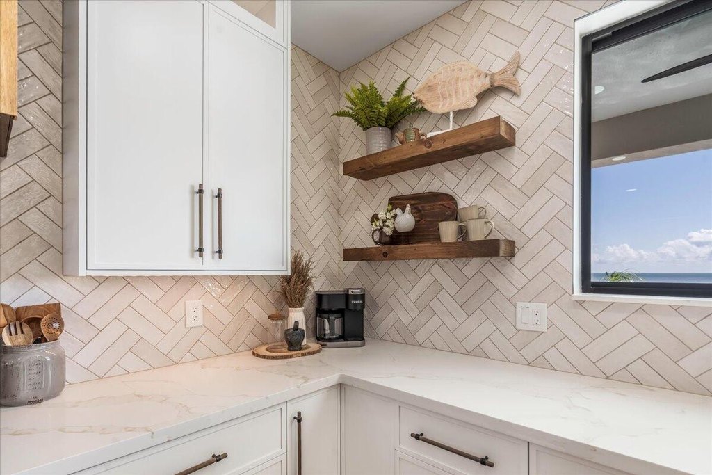 MARATHON, Florida, 33050, United States, 6 Bedrooms Bedrooms, ,6.5 BathroomsBathrooms,Residential,Forsale,2004345