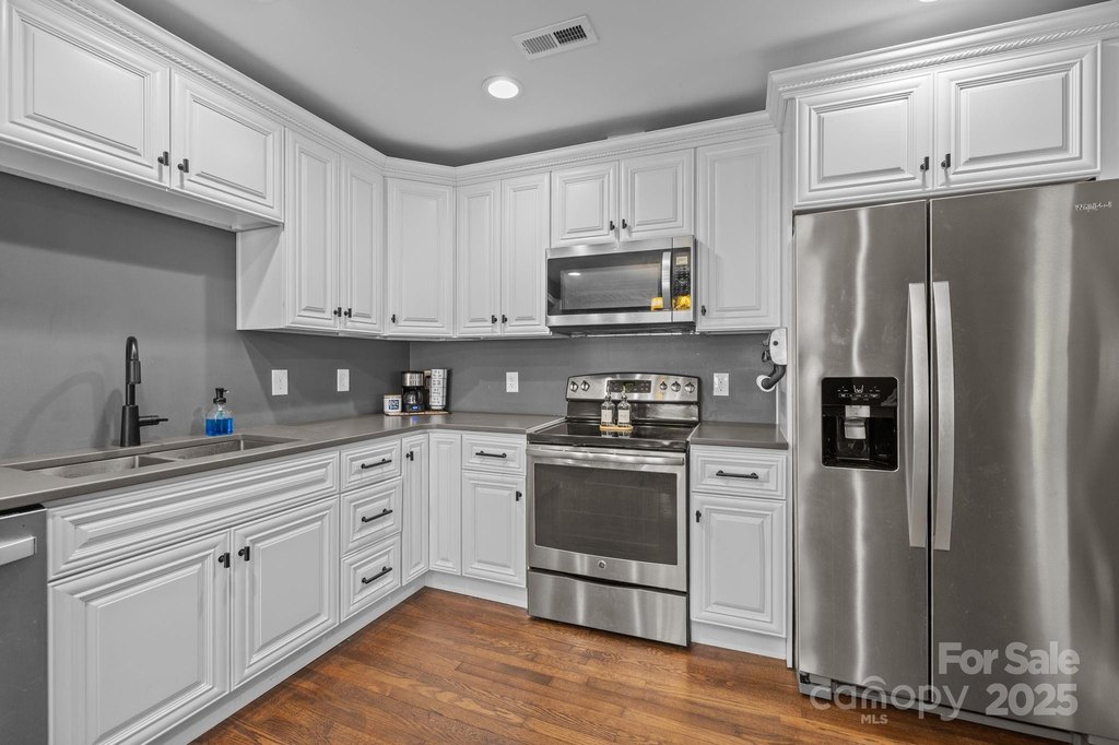 Charlotte, North Carolina, 28205, United States, 2 Bedrooms Bedrooms, ,2 BathroomsBathrooms,Residential,Forsale,2004560