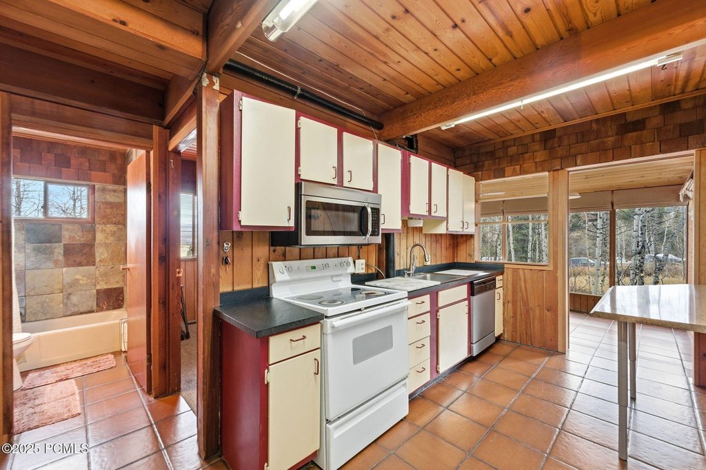 Park City, Utah, 84098, United States, 2 Bedrooms Bedrooms, ,1 BathroomBathrooms,Residential,Forsale,2004730