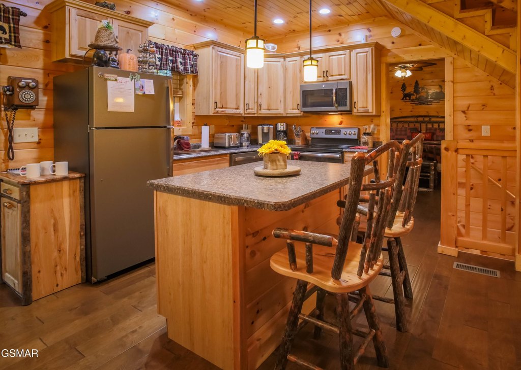 Sevierville, Tennessee, 37862, United States, 2 Bedrooms Bedrooms, ,2.5 BathroomsBathrooms,Residential,Forsale,1999461