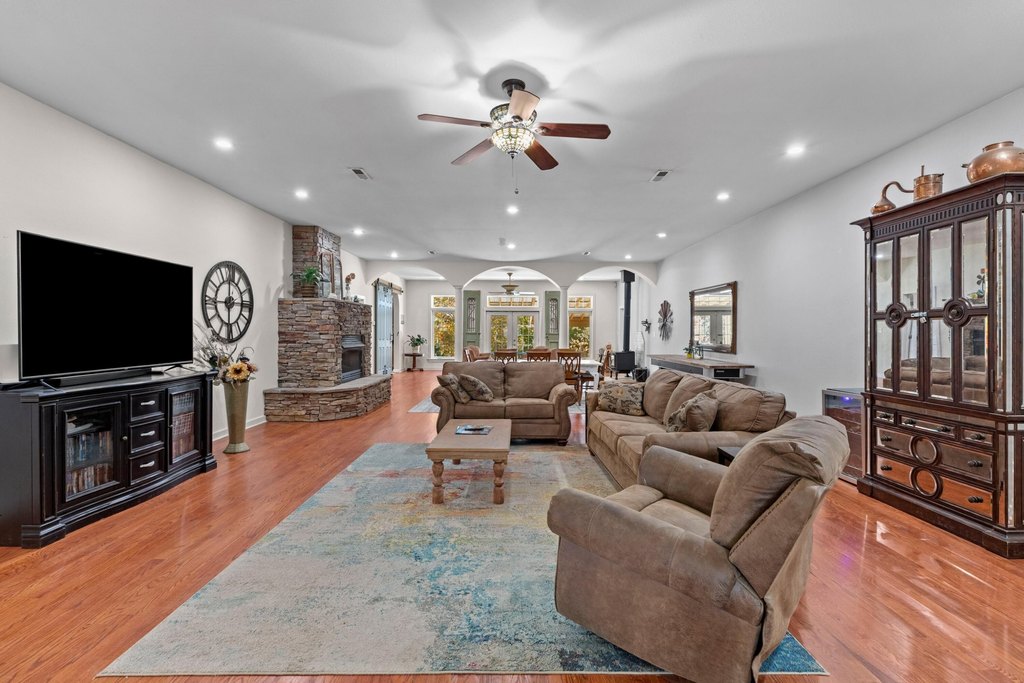 Russellville, Tennessee, 37860, United States, 5 Bedrooms Bedrooms, ,5.5 BathroomsBathrooms,Residential,Forsale,2002622