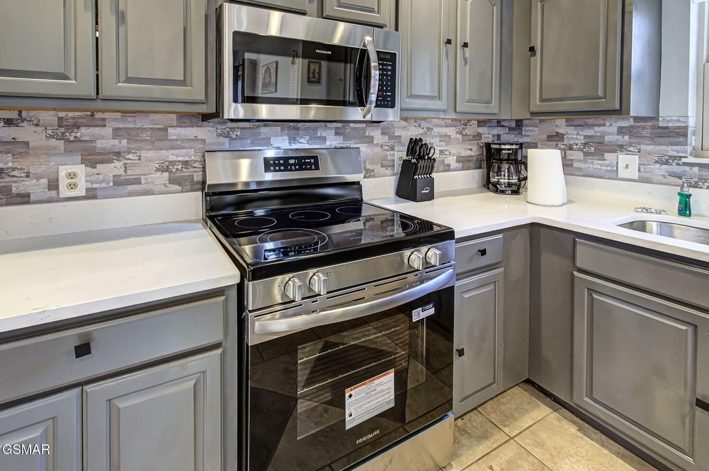 Gatlinburg, Tennessee, 37738, United States, 5 Bedrooms Bedrooms, ,2 BathroomsBathrooms,Residential,Forsale,1999457