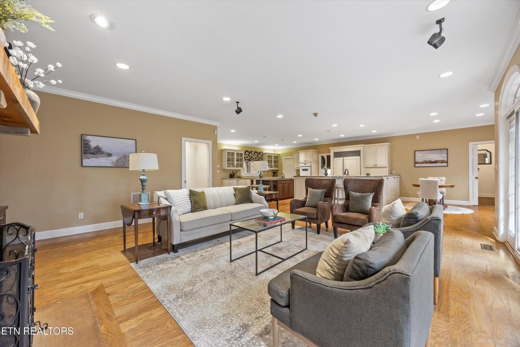 Maryville, Tennessee, 37803, United States, 5 Bedrooms Bedrooms, ,5.5 BathroomsBathrooms,Residential,Forsale,1999469