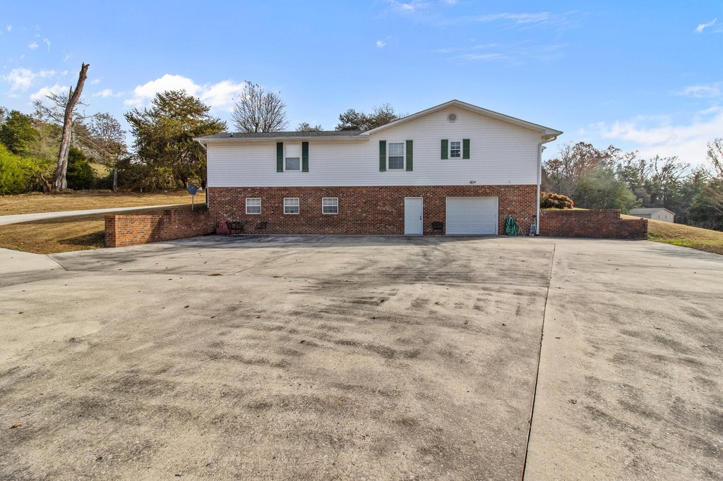 Dayton, Tennessee, 37321, United States, 3 Bedrooms Bedrooms, ,3.5 BathroomsBathrooms,Residential,Forsale,2009591