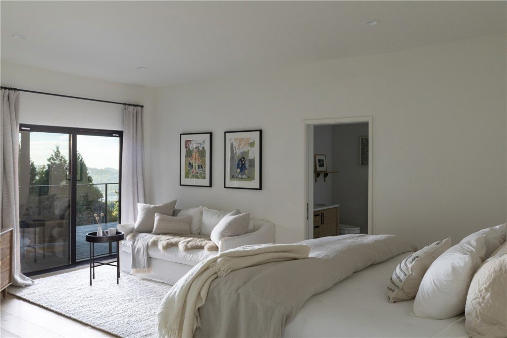 Lake Arrowhead, California, 92352, United States, 5 Bedrooms Bedrooms, ,5 BathroomsBathrooms,Residential,Forsale,2004865