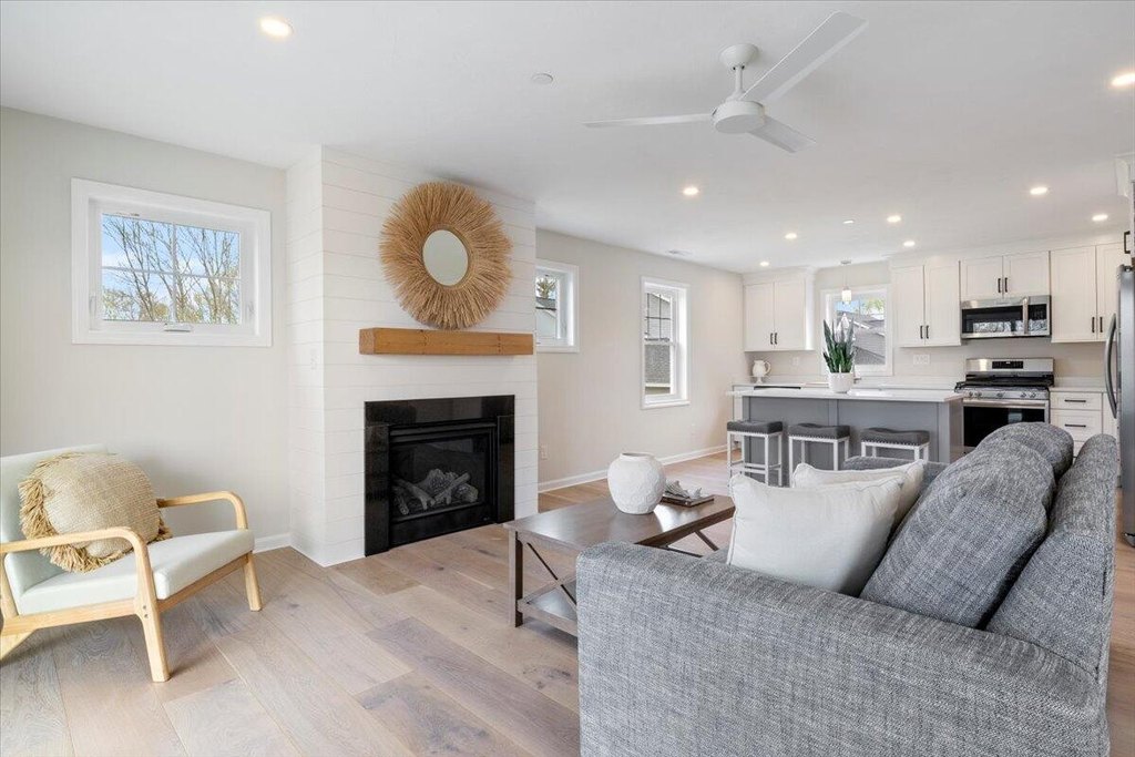 Kittery, Maine, 03904, United States, 2 Bedrooms Bedrooms, ,2 BathroomsBathrooms,Residential,Forsale,1893967