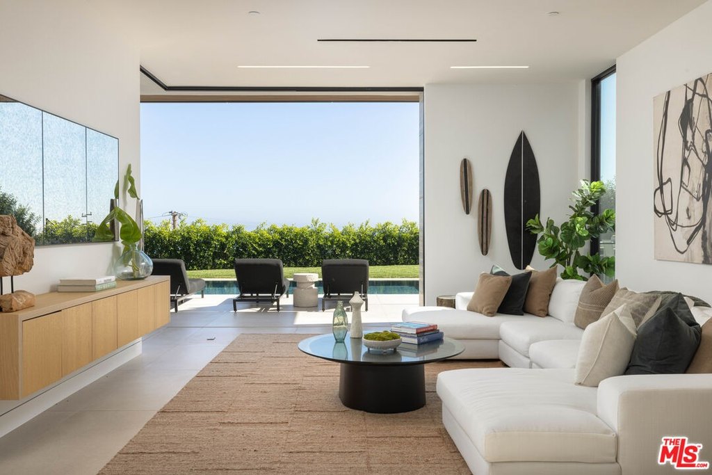 Malibu, California, 90265, United States, 5 Bedrooms Bedrooms, ,7.5 BathroomsBathrooms,Residential,Forsale,2001428