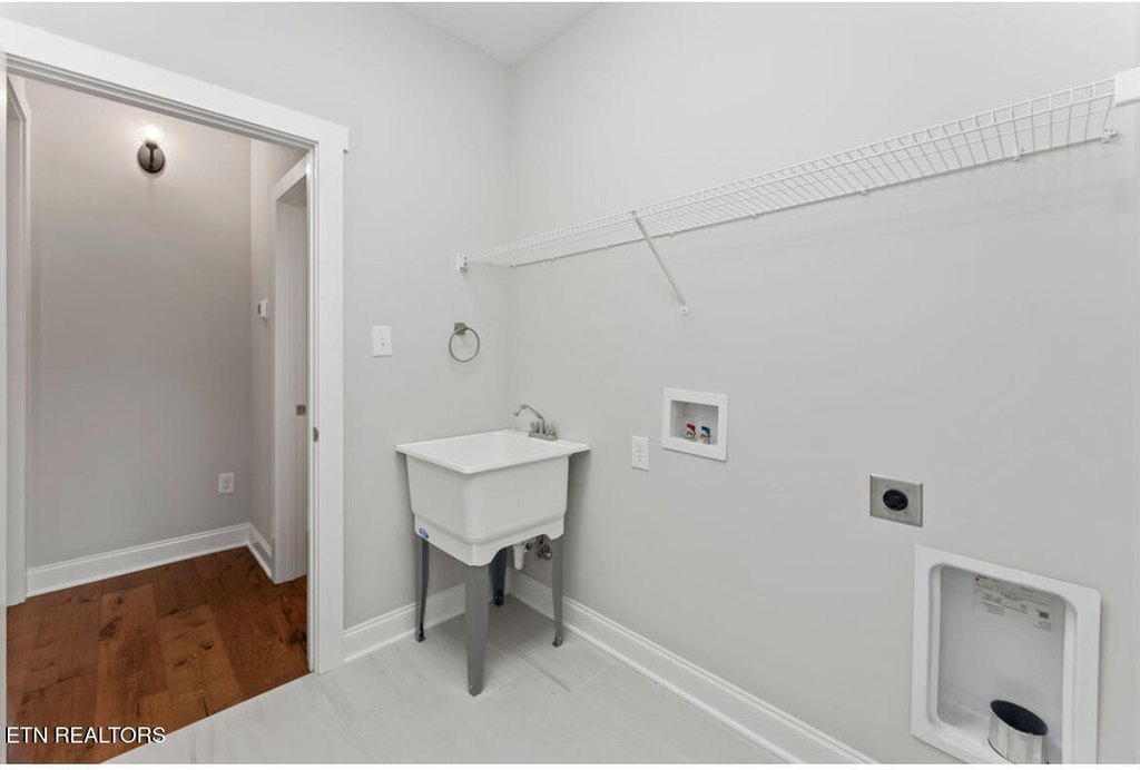 Lenoir City, Tennessee, 37771, United States, 5 Bedrooms Bedrooms, ,3.5 BathroomsBathrooms,Residential,Forsale,1999349