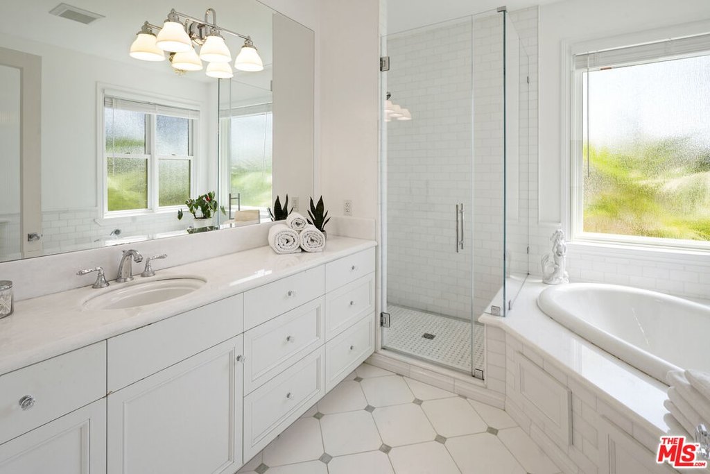 Malibu, California, 90265, United States, 5 Bedrooms Bedrooms, ,4.5 BathroomsBathrooms,Residential,Forsale,2001438