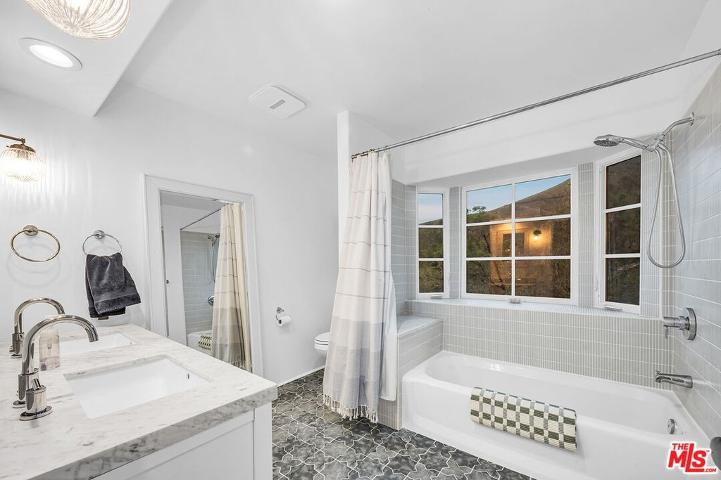 Malibu, California, 90265, United States, 4 Bedrooms Bedrooms, ,3.5 BathroomsBathrooms,Residential,Forsale,1922122